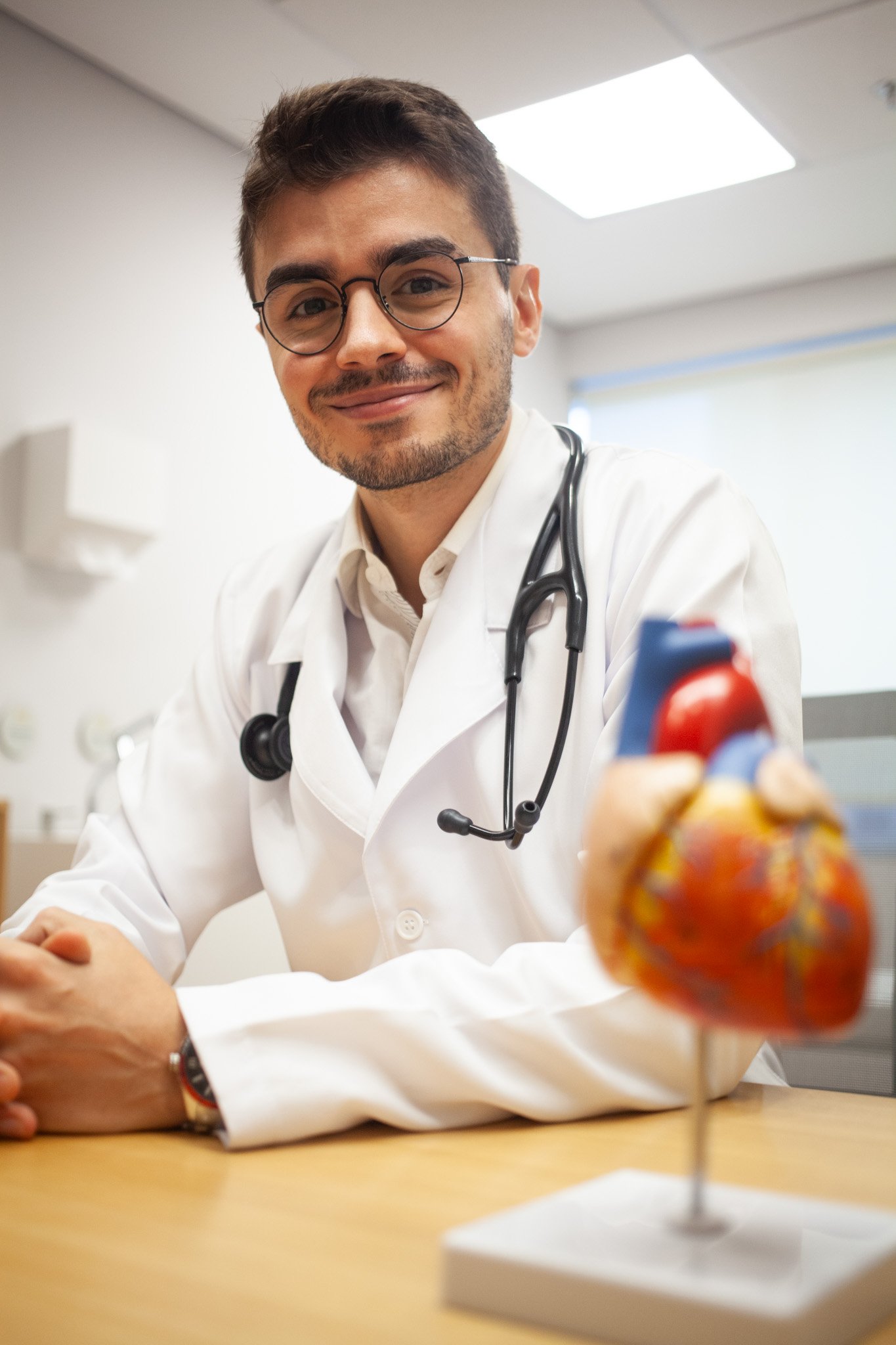 Dr. Pedro Santana, cardiologista, segurando modelo anatômico de coração